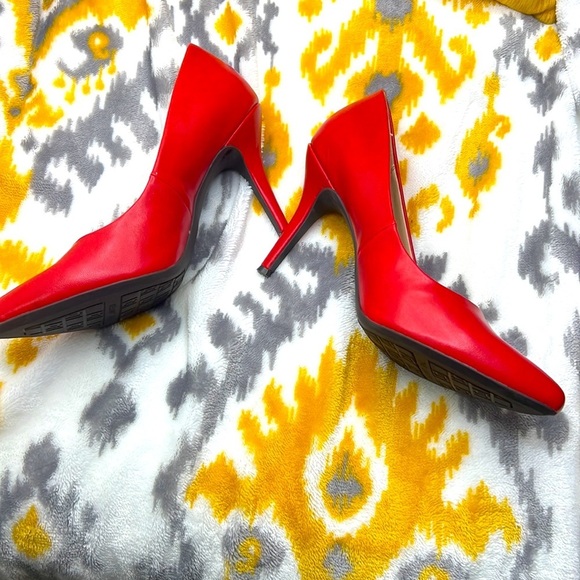The limited high heel shoes red color size 9M - Picture 5 of 10